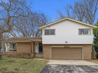 10707 W Courtland Ave, Wauwatosa, WI 53225