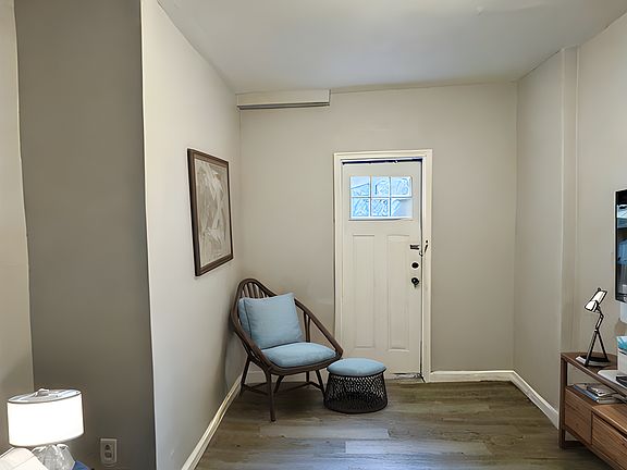 Bedroom 1/ With direct access to backyard