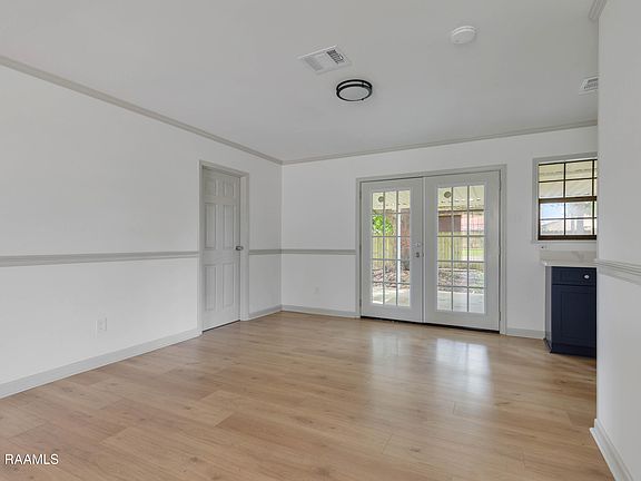 5th image of 209 Village Ln