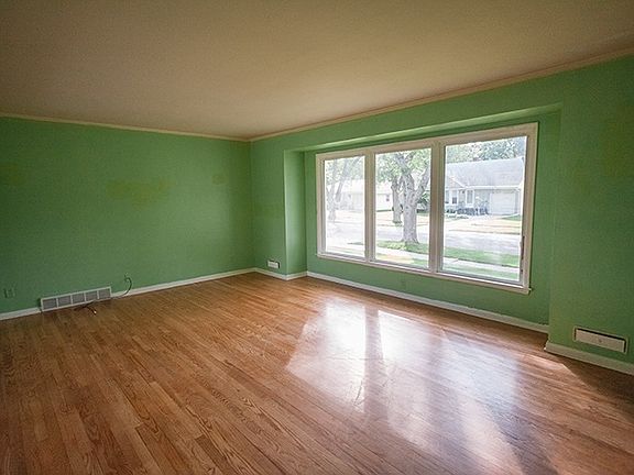 2nd image of 332 S Oak Knolls Ave