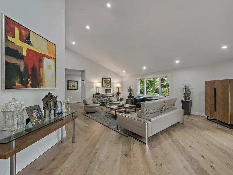 29 Eugenia Ln — Photo 6
