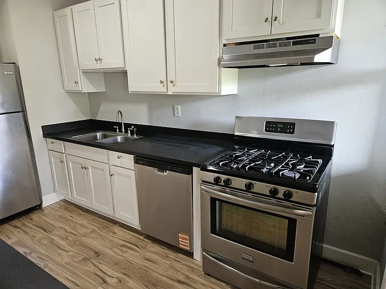 1915 E Cherry St #D — Photo 13
