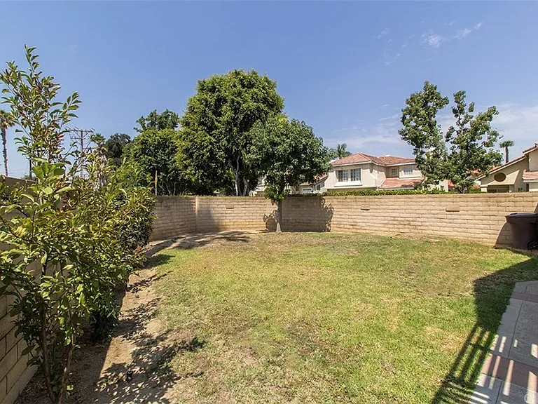418 E Rockaway Dr — Photo 3