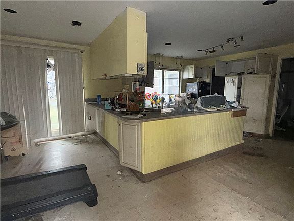 5th image of 151 Miller St