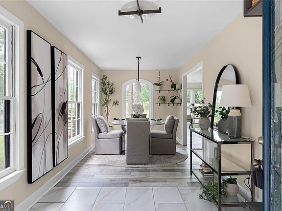 3rd image of 112 Sinclair Cir