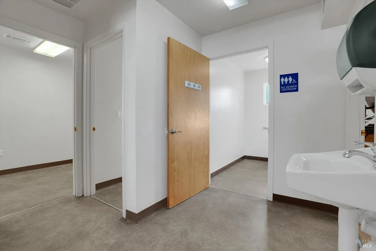 Studio, 2.0 bath, 1112 sqft, $3,892 — Photo 4