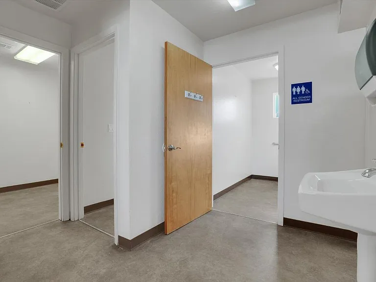 490 E L St — Photo 4