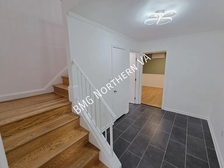 6413 Berkshire Dr — Photo 2