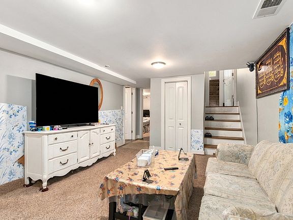 4th image of 6044 N Fairfield Ave