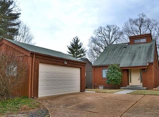 1562 Huntington View Dr, Ballwin, MO 63021