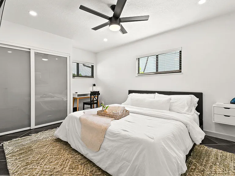 630 NE 15th Pl — Photo 22