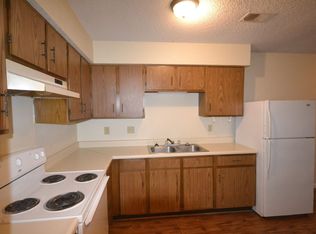 915 W College St #B-06, Bolivar, MO 65613