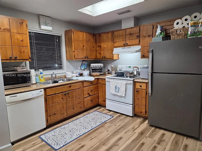 1866 9th Pl — Photo 1