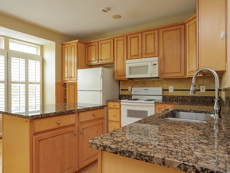 500 Monroe Point Dr — Photo 6