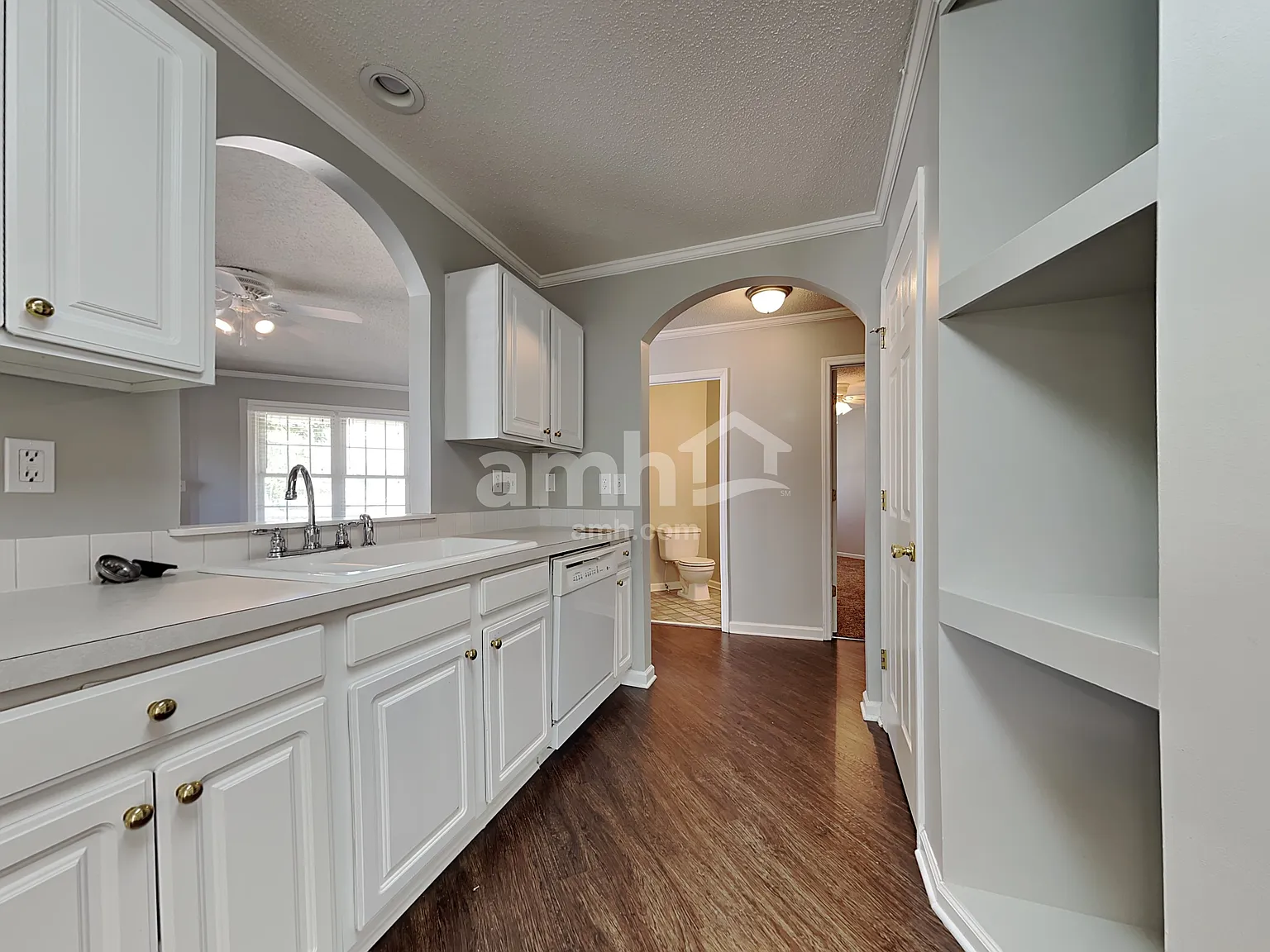 3 bed, 2.5 bath, 2320 sqft, $2,285 — Photo 3