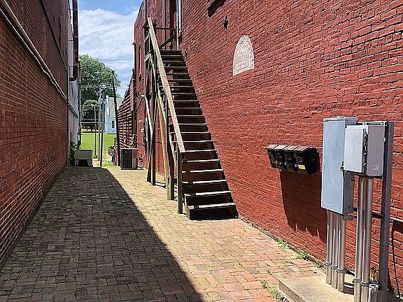 5th image of 125 S Main St
