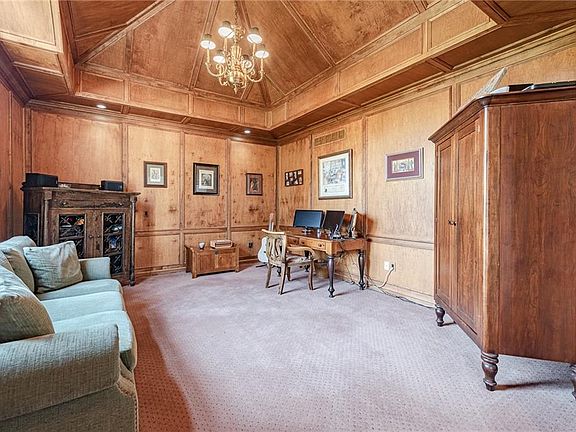 4th image of 310 Camden Ln