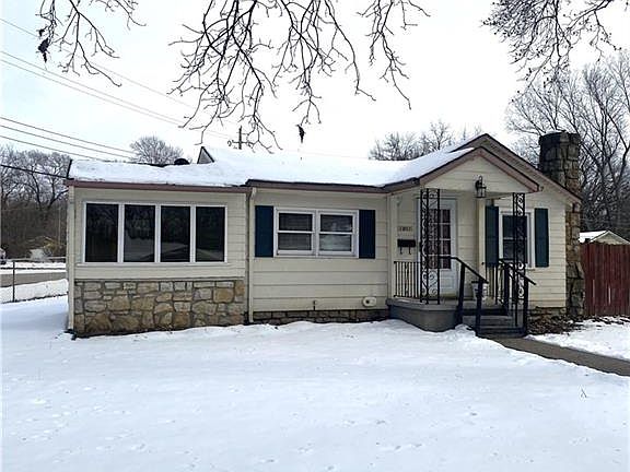 3rd image of 1901 S Hardy Ave