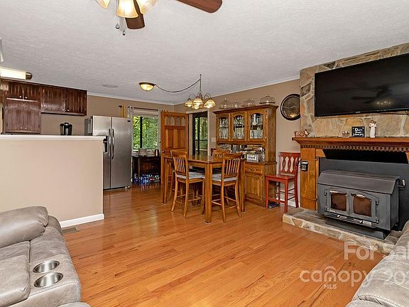 4th image of 68 Skyland Dr