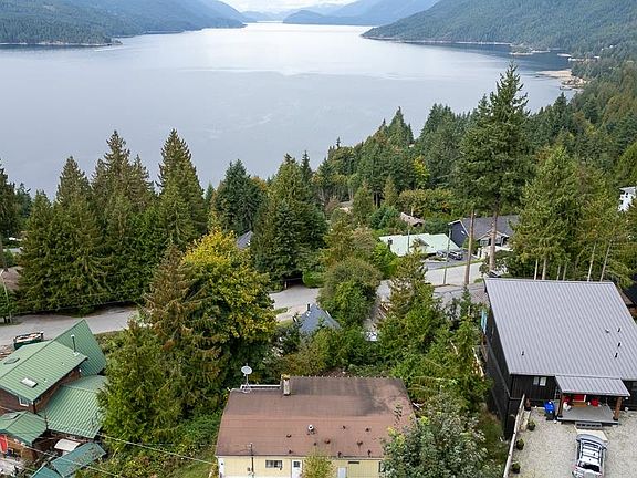 2nd image of 5894 Skookumchuk Rd