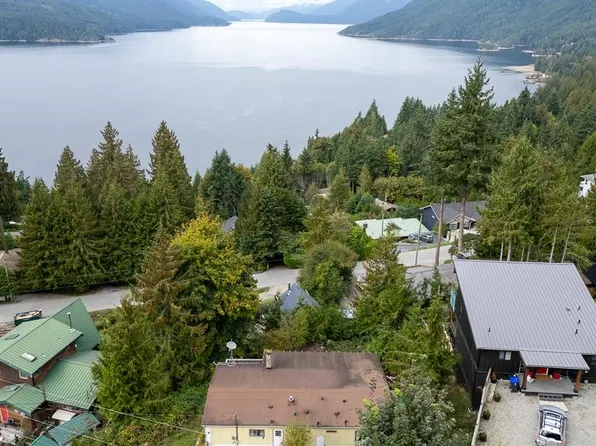 5894 Skookumchuk Rd, Sechelt, BC V7Z 0E1