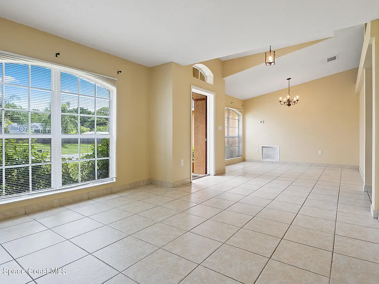 1406 Martinez St SE — Photo 5