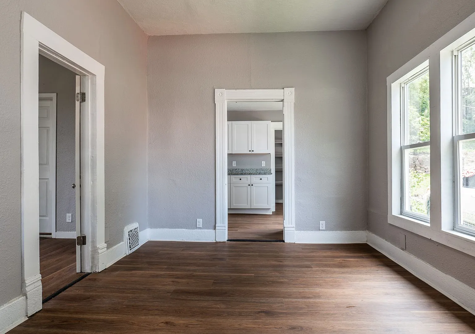 Cozy 2 Bedroom Home in South Omaha! — Photo 3