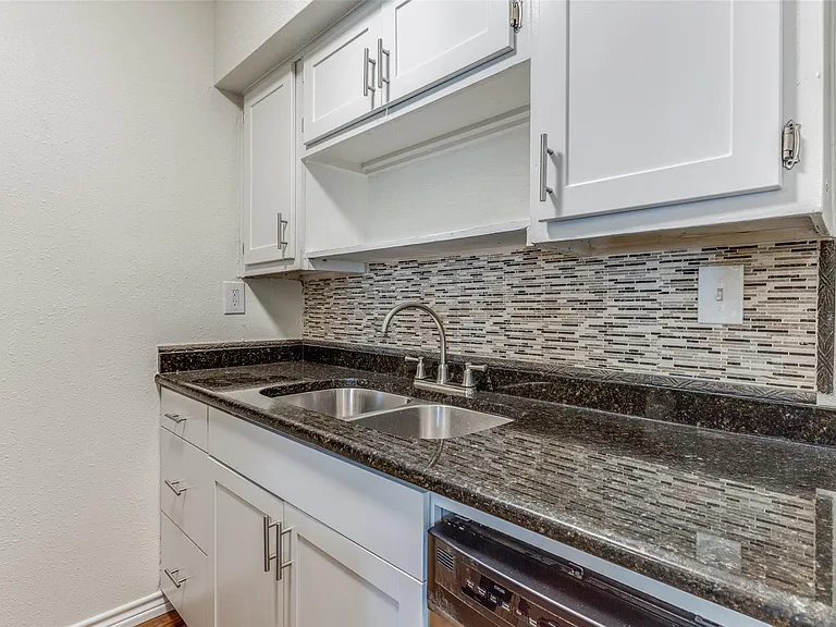2401 Manor Rd #113 — Photo 7
