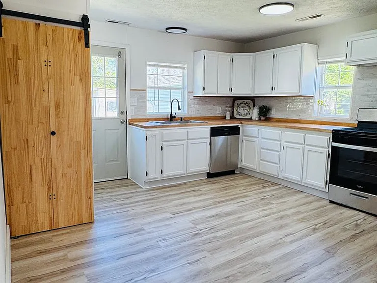2115 N Weller Ave — Photo 10