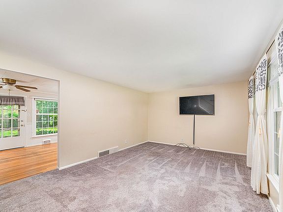 3rd image of 600 Megglen Ave