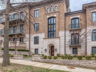 7707 Shirley Dr #202, Clayton, MO, 63105