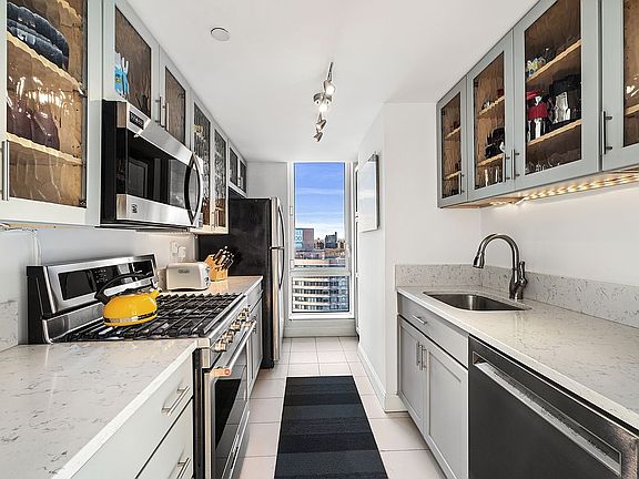 5th image of 215 E 96th St #35E