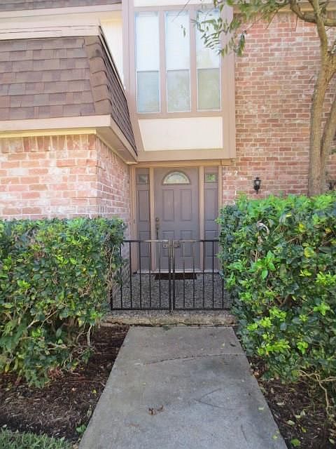 1st image of 2918 Camelot Ln