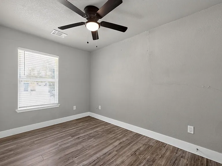2321 Lakehurst Dr — Photo 18