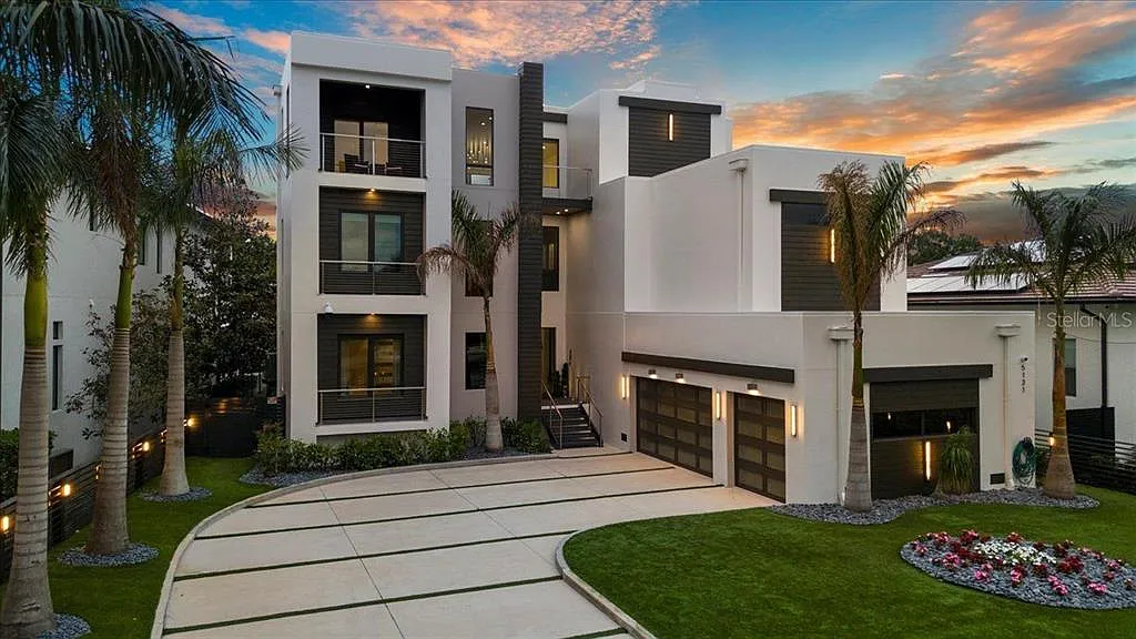 6 bed, 6.0 bath, 7250 sqft, $28,000 — Photo 1