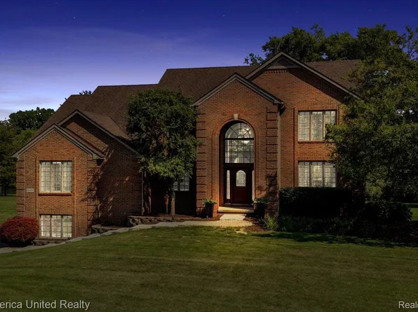 9438 Deer Creek Ct, Brighton, MI 48114