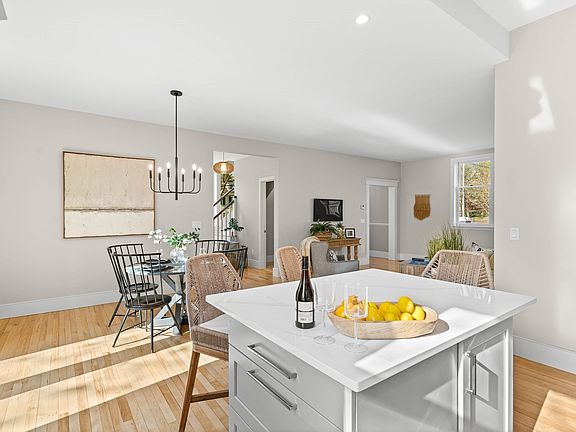 3rd image of 27 Lang St #27
