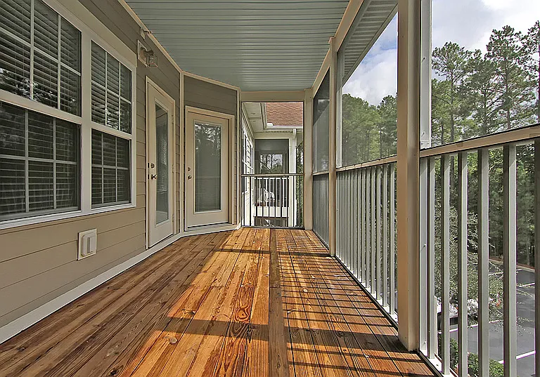 screened-in porch/balcony