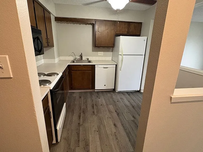 Parkview Apartments — Photo 15