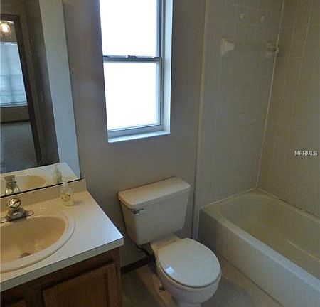 5th image of 214 S Aberdeen Cir