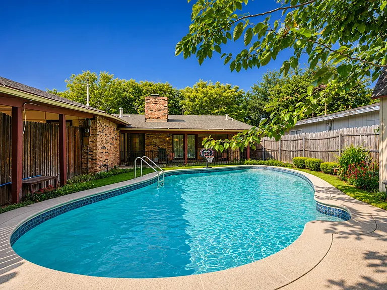1518 Camelia Dr — Photo 1
