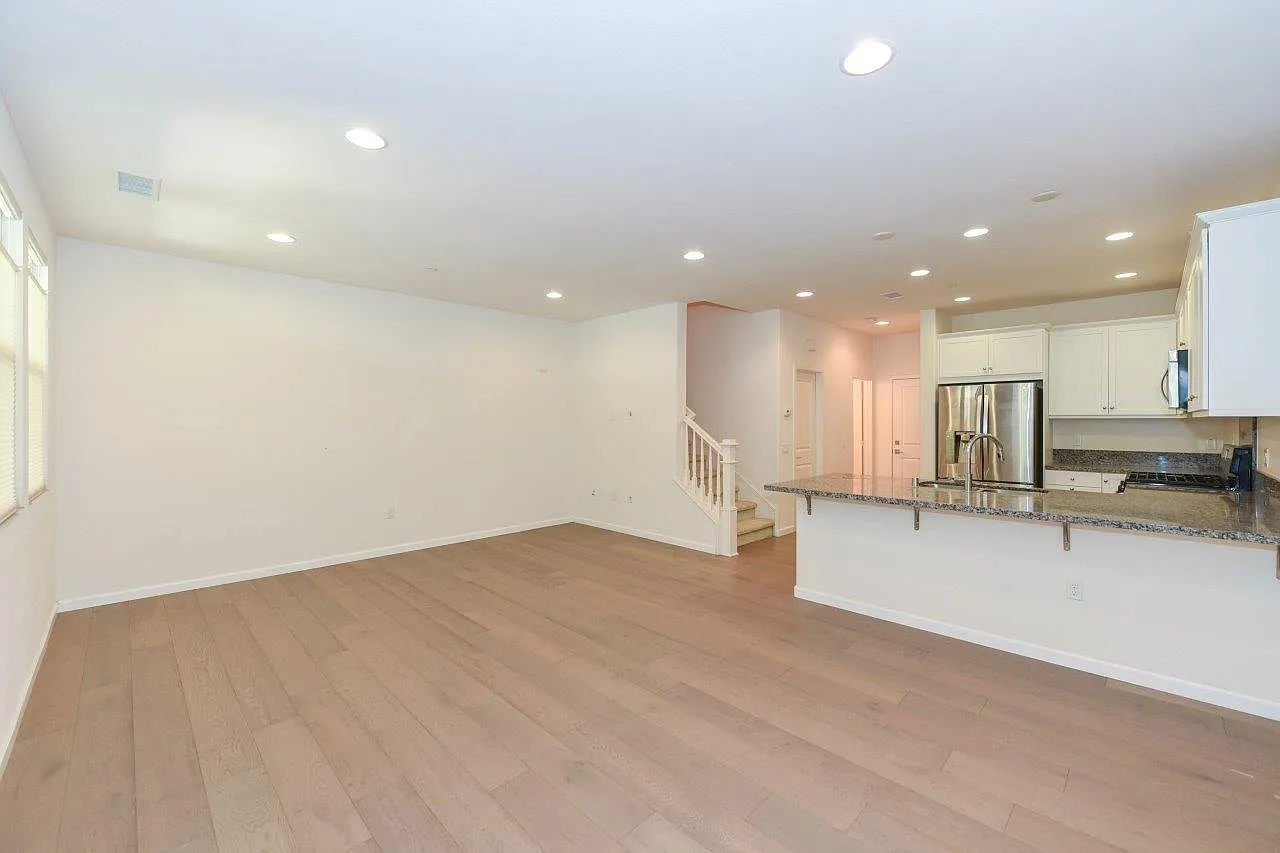 3 bed, 2.5 bath, 1662 sqft, $4,150 — Photo 4