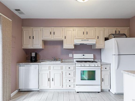 4th image of 50 Sunny Brook Cir