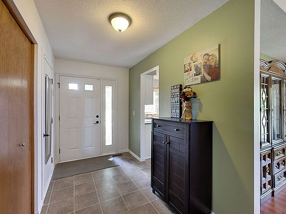Spacious entryway