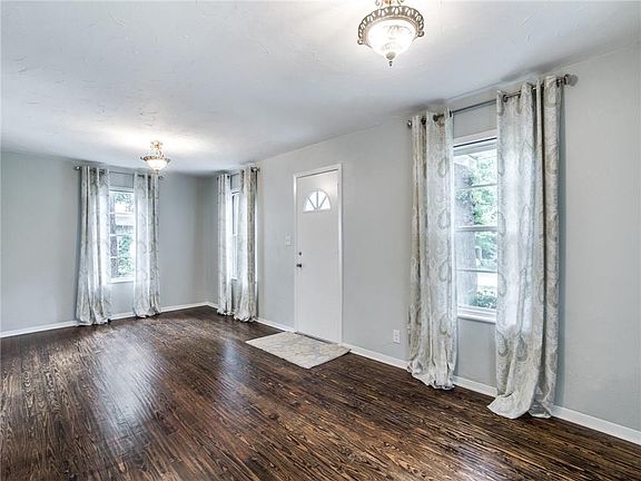 3rd image of 1325 Oakview St