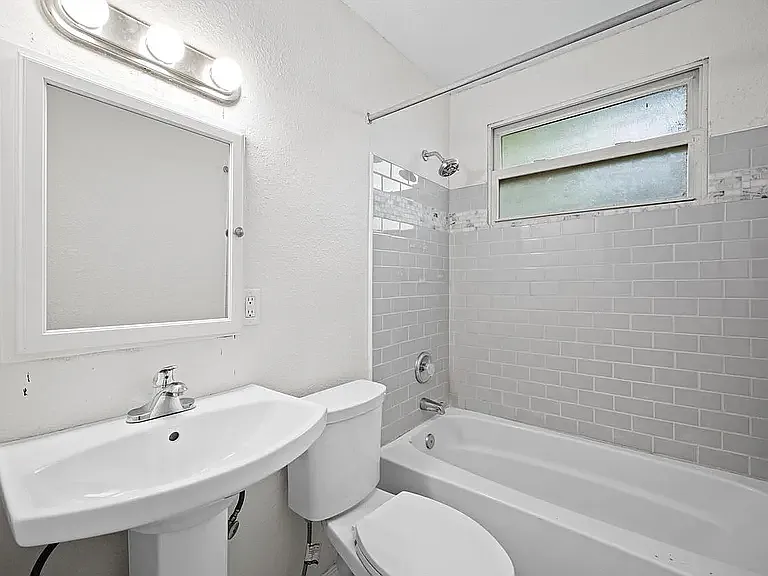 5400 N 53rd St #B — Photo 3