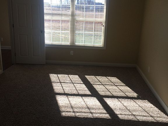 Large Master Bedroom w/walk in Closet