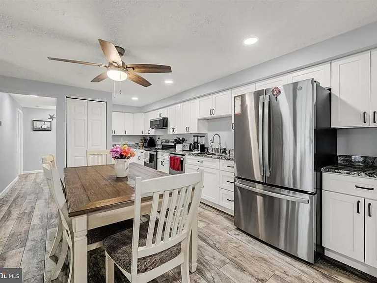 300 Long Cove Ln — Photo 4