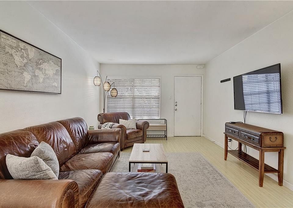1st image of 300 Crockett St APT 205