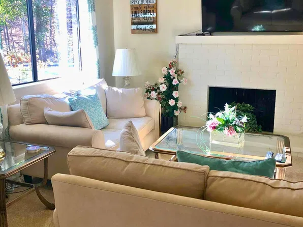 1 Four Seasons Dr #1, Charlottesville, VA 22901